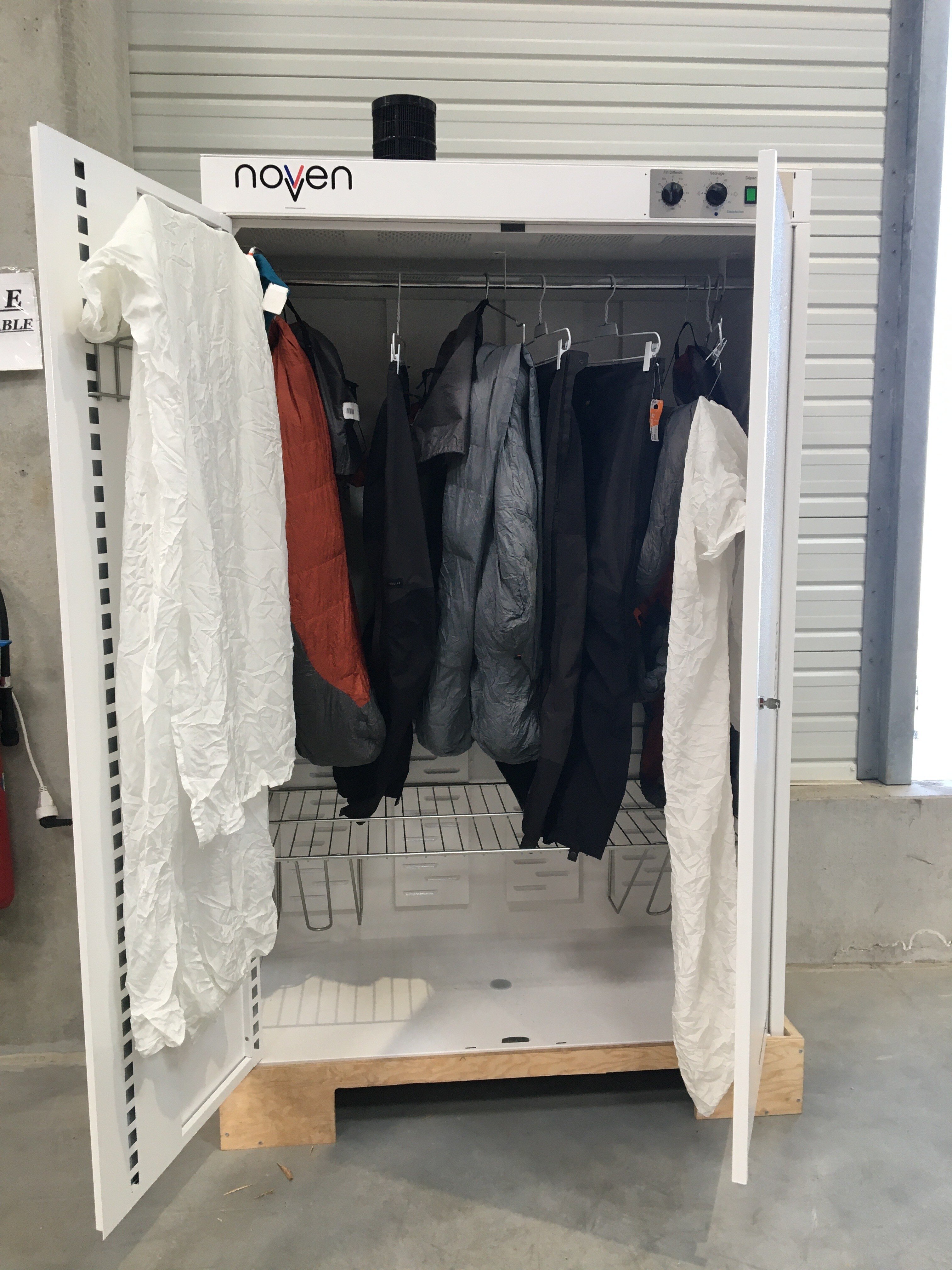 Lizee utilise les placards à ozone Novven pour désinfecter les produits pour Decathlon et Kiabi. - © Kiabi