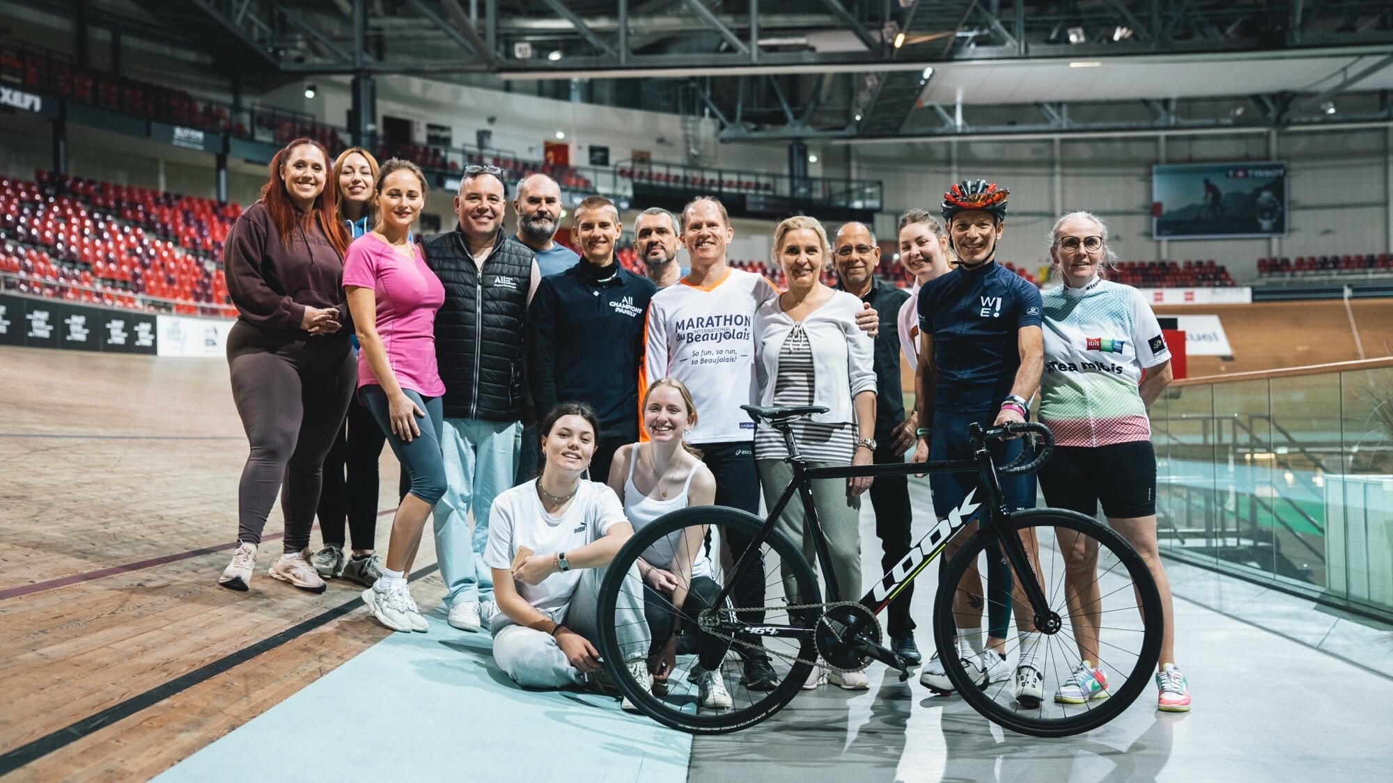 Baptême de membres de Limitless Experience Pullman, au Vélodrome de St Quentin (site Paris 2024) avec la cycliste Marie Patouillet - © Accor