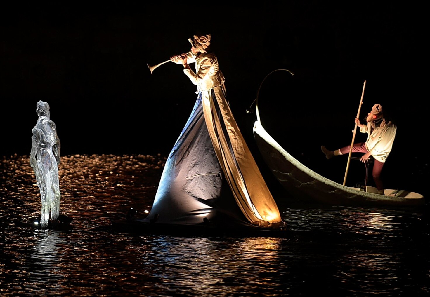 Le spectacle Dérives de la compagnie Ilotopie met en scène un joueur de flûte à Alfortville - © Eric Baule