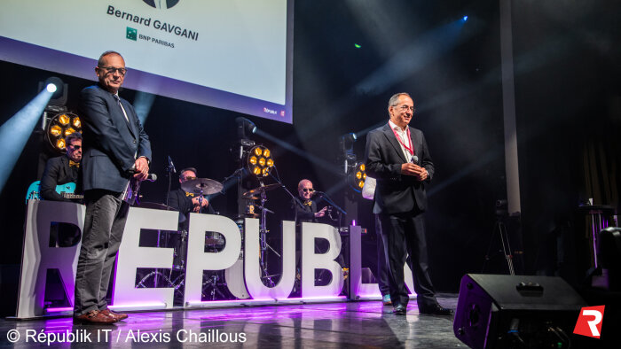 Franck Le Moal (à gauche) a remis son Prix d’Honneur à Bernard Gavgani lors de l’IT Night 2025. - © Républik IT / Alexis Chaillous