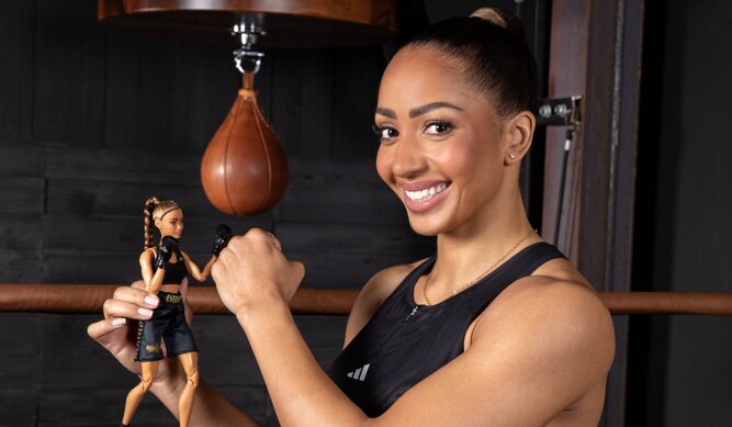 Estelle Mossely et sa Barbie - © Mattel