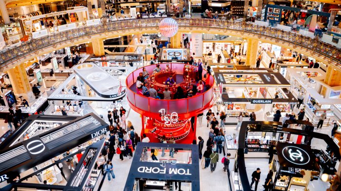 Les Galeries Lafayette ont dressé leur table sous la rotonde - © Flora Meteyer