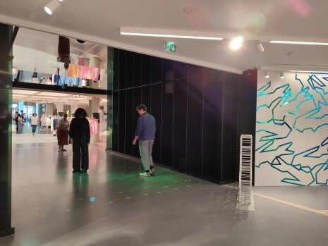 En passant dans cette zone, les visiteurs "bousculent" des balles de tennis virtuelles au sol sous fond sonore de court de tennis. - © Républik Retail