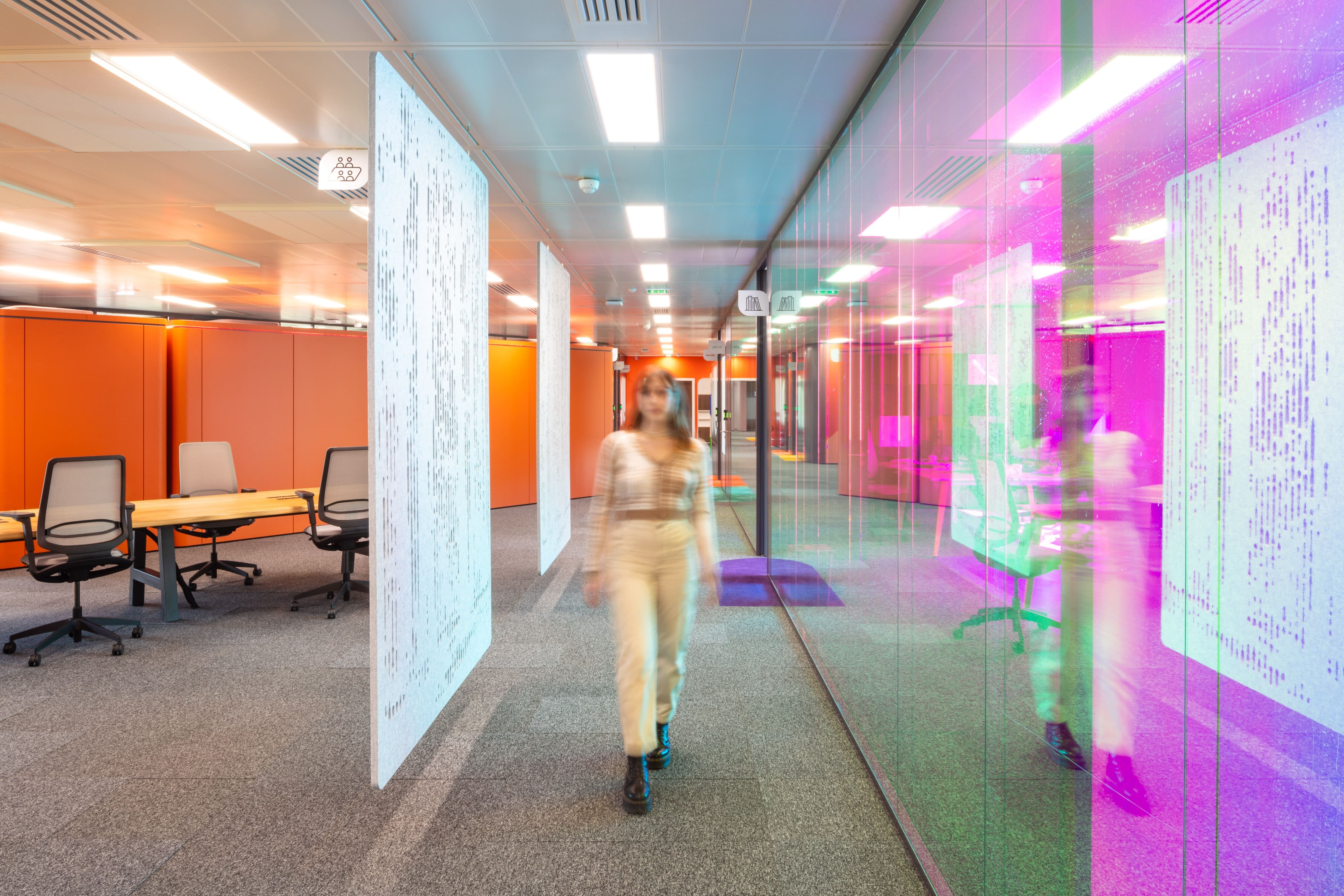 Les couleurs vives, un des partis pris des aménagements d’Europ Assistance - © Colliers France