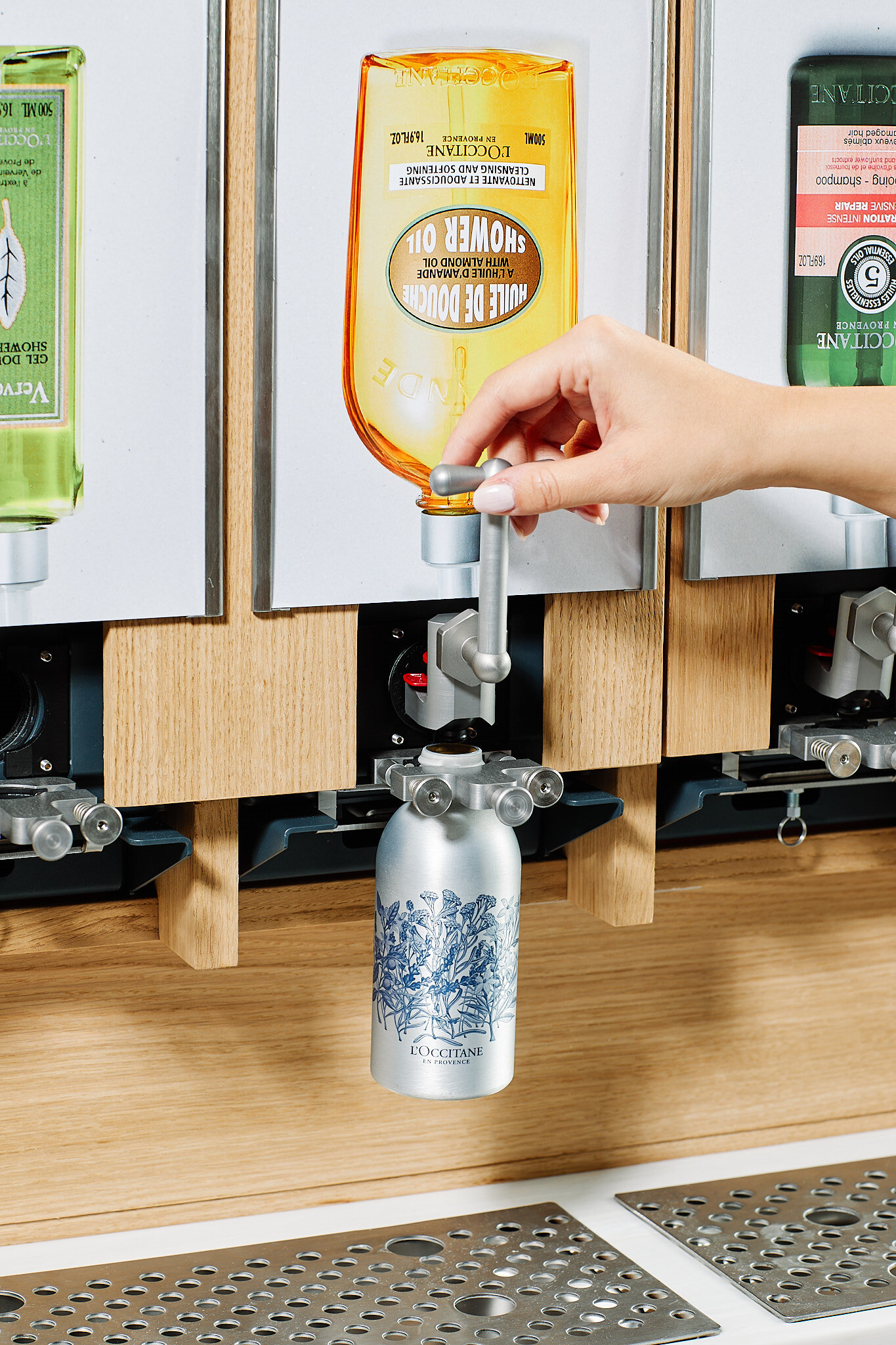 Selon le produit et le format souhaité, il suffit de se procurer en boutique le flacon Forever, disponible en 250ml et 500ml et de le recharger de son produit préféré. - © L’Occitane