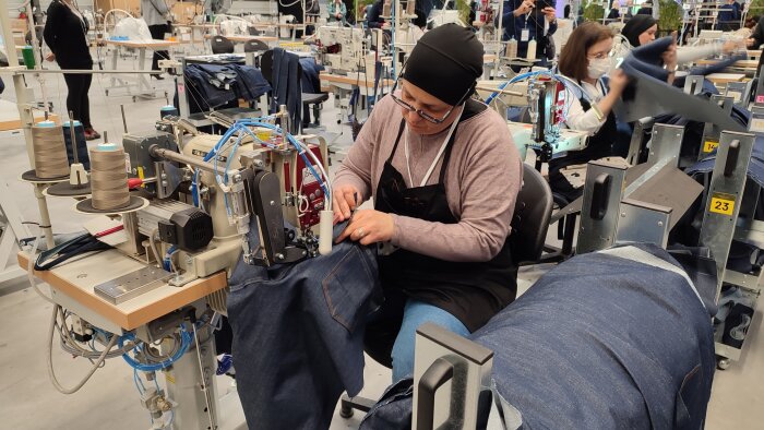 Fashion Cube a dû former ses équipes pour réapprendre à faire des jeans. - © Républik Retail