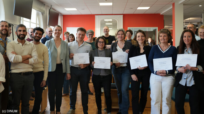 Autour de Stéphanie Schaer (en veste bleue claire), les intrapreneurs d’Etat nouvellement certifiés. - © DINUM