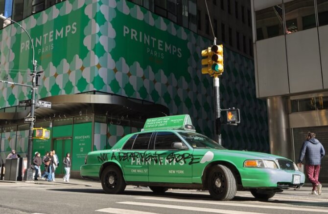 Les taxis virent au vert pour annoncer l’ouverture du magasin. - © Printemps