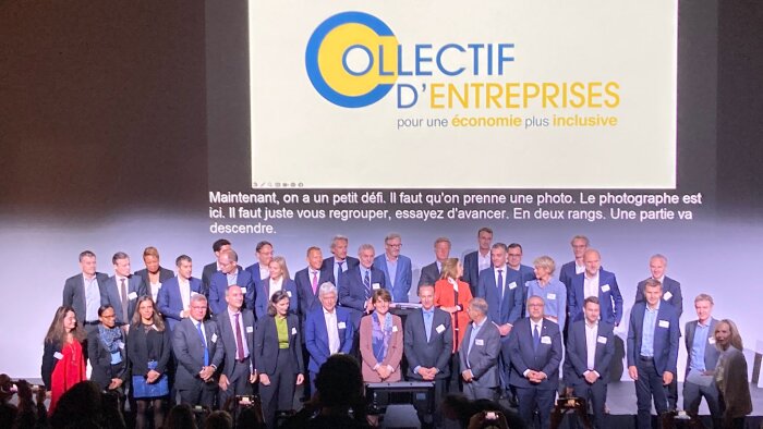 Les dirigeants et CPO des entreprises du Collectif posent après la signature du manifeste - © D.R.