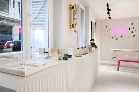 Des cosmétiques et bougies dans l'offre - © Monogram