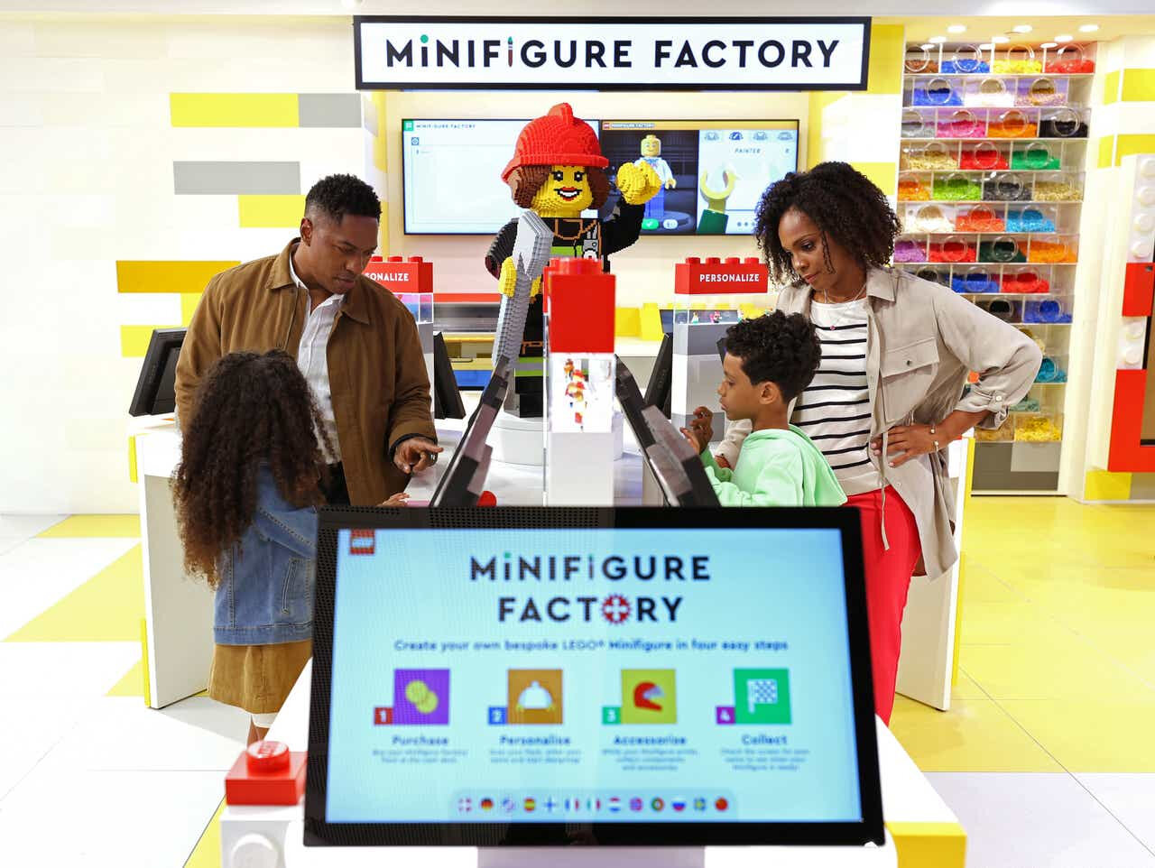 La MiniFactory offre un expérience unique en point de vente, les clients pouvant créer leur personnage. - © Lego