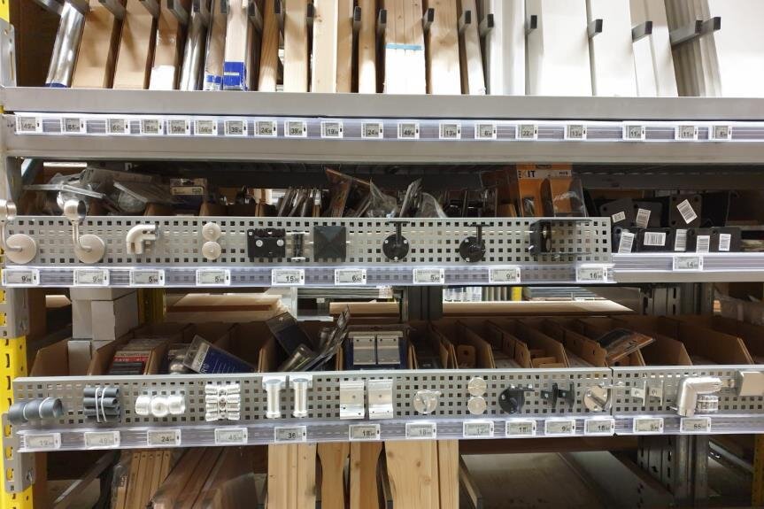 Les collaborateurs peuvent fait flasher les étiquettes pour trouver plus rapidement le produit. - © Entrepôt du Bricolage