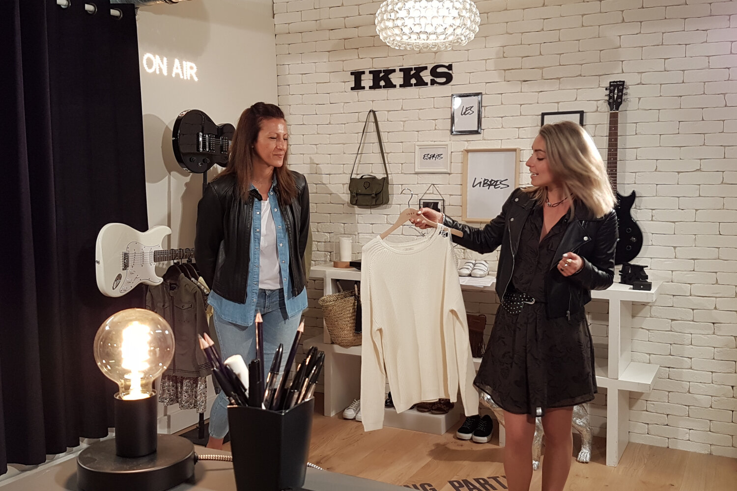 Nadia gère l’animation tandis que Julia apporte la caution technique. - © CC / Républik Retail