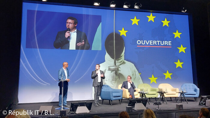 Jean-Noël de Galzain (assis à droite) et Vincent Strubel (debout) à l’ouverture des dixièmes UECC. - © Républik IT / B.L.