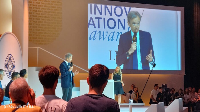 Bernard Arnault, PDG de LVMH, est venu lui-même révéler le grand gagnant du concours de start-ups. - © Républik IT / B.L.