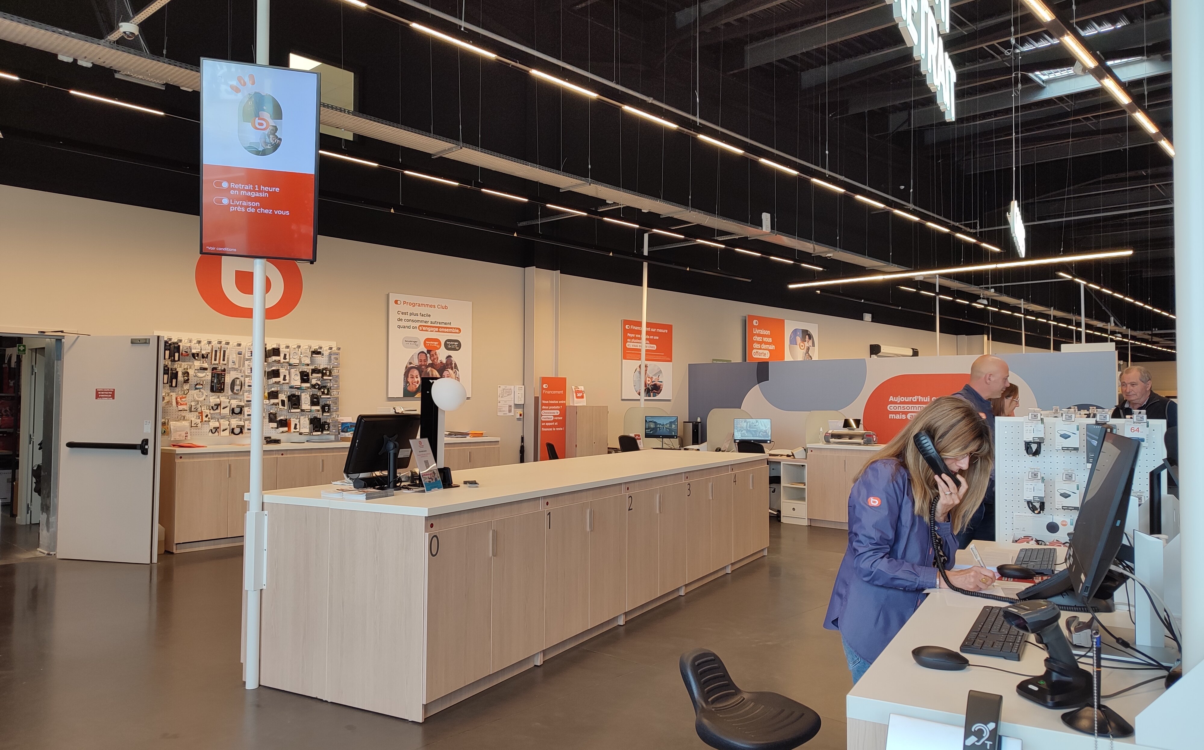 Derrière la caisse, une large table permet un premier examen des produits à réparer ou racheter. - © Républik Retail