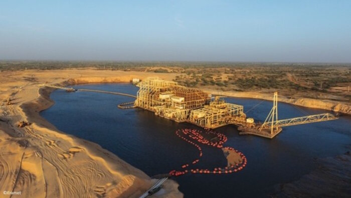 La mine repose sur une drague opérant dans un lac artificiel. - © Eramet