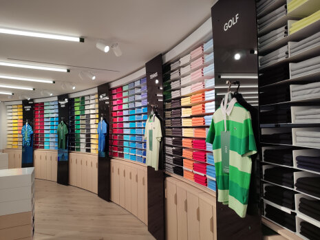 Les 50 coloris de polos sont présentés avec les différentes coupes. - © Républik Retail
