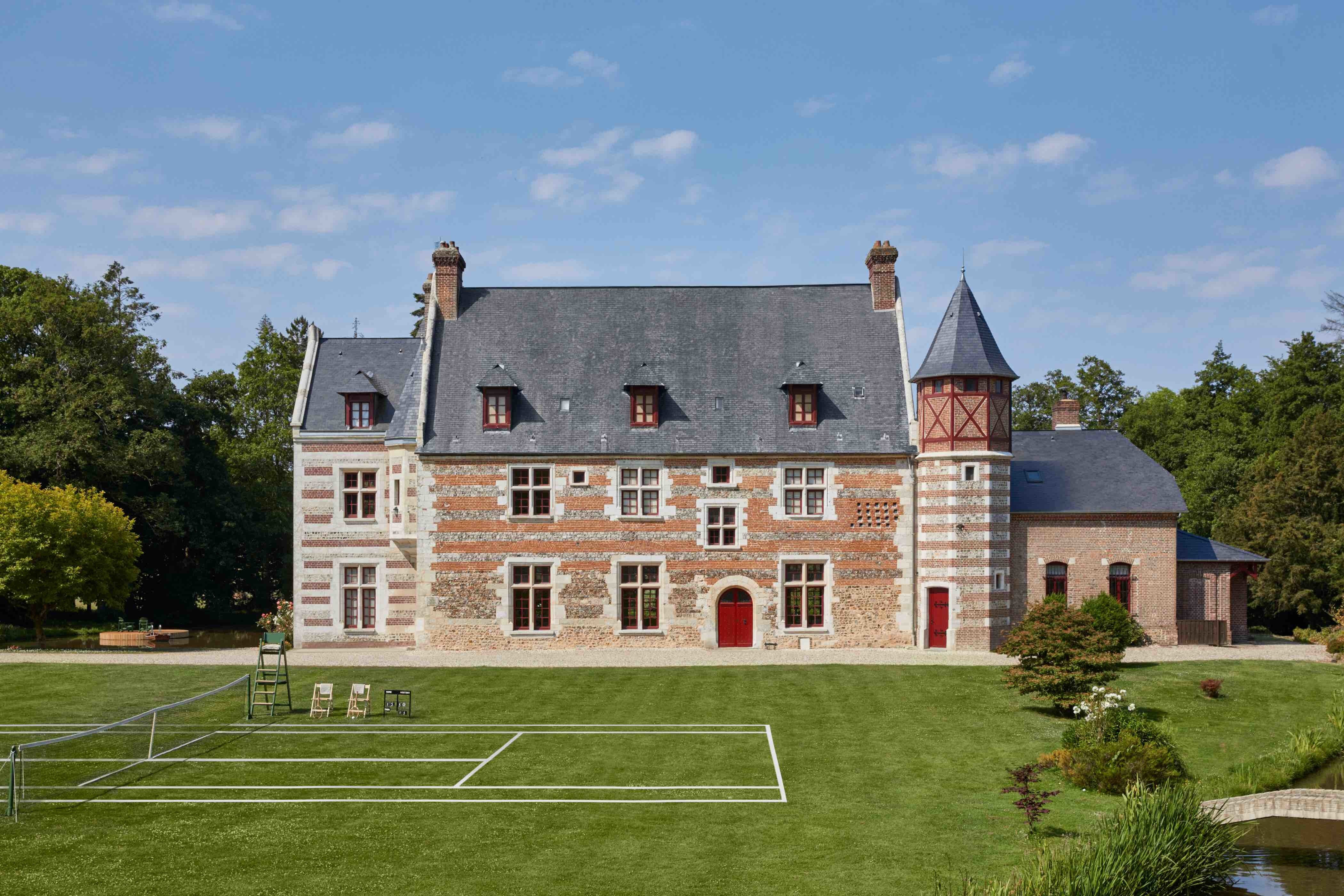 Les voyageurs pourront  jouer avec la joueuse de tennis professionnelle française n° 1 Caroline Garcia sur le terrain où l’un des premiers matchs de tennis sur gazon aurait été joué en France - © Claudia Zalla