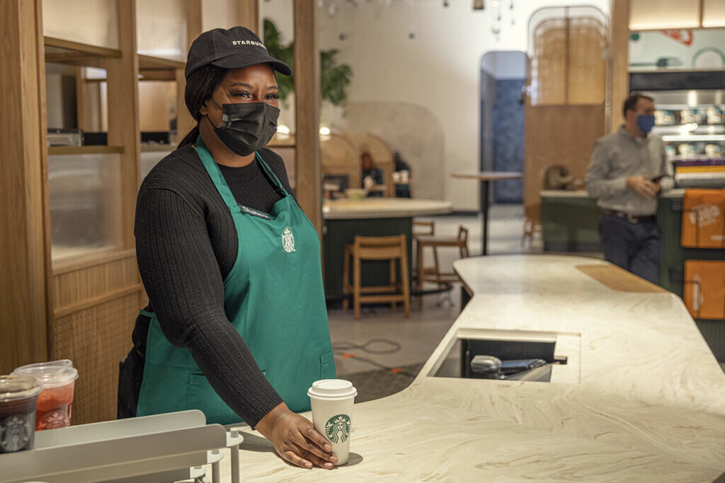 Les baristas servent en priorité les boissons pré-commandées. - © Starbucks