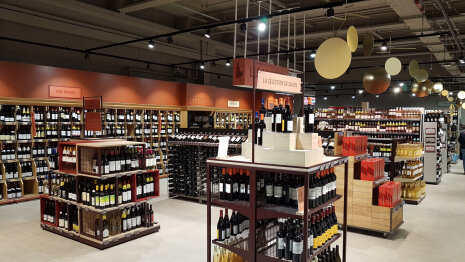 Le mobilier de la cave a été conservé avec une nouvelle organisation. - © Républik Retail
