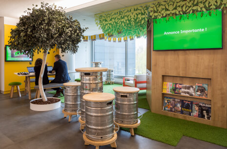 Les fûts de bière sont issus des codes du festival, marqueur fort pour la marque Heineken - © D.R.