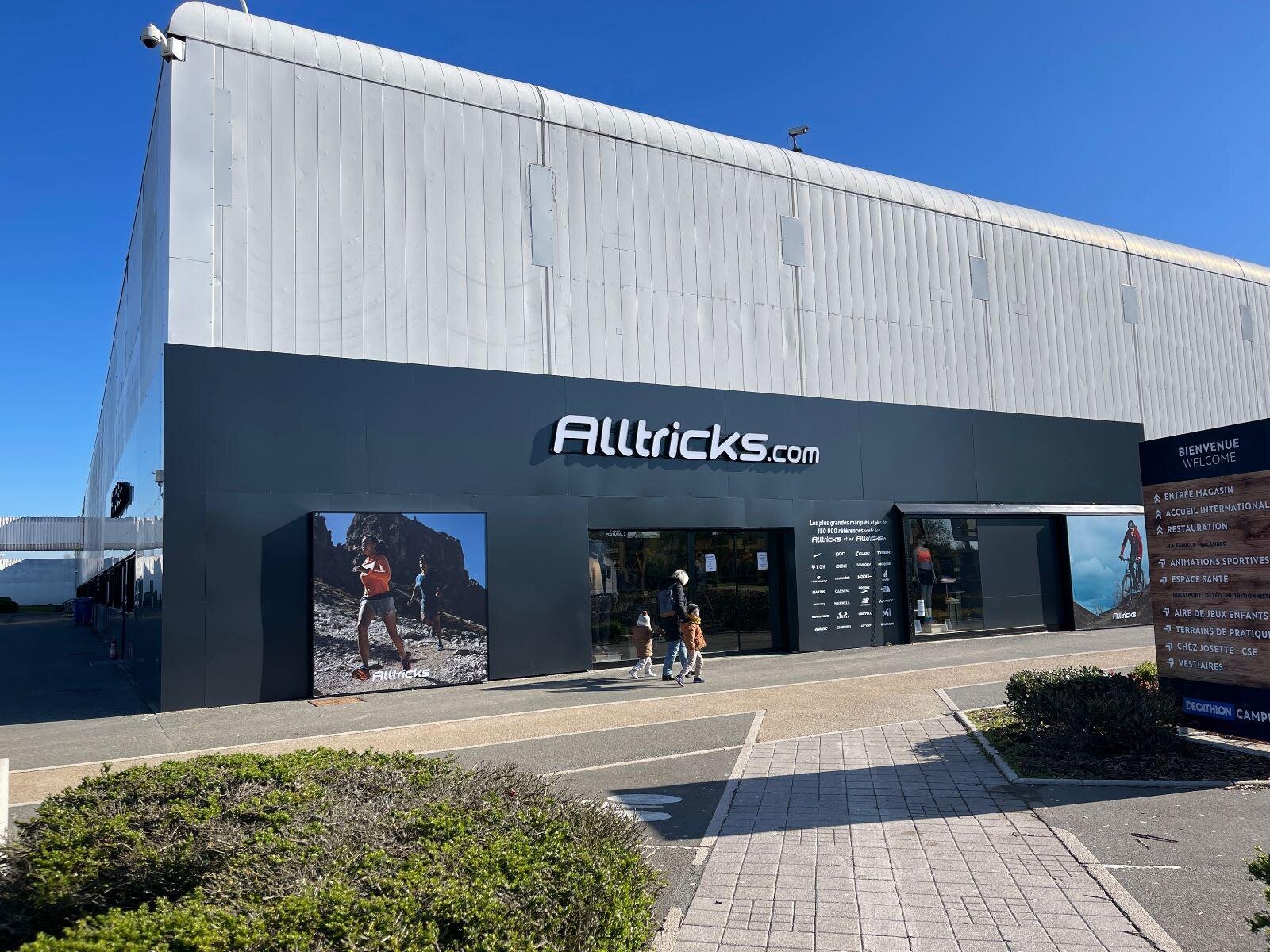 Alltricks a inauguré un nouveau magasin sur le Campus Decathlon de Villeneuve D’Ascq, un site qui attire beaucoup de consommateurs. - © Alltricks