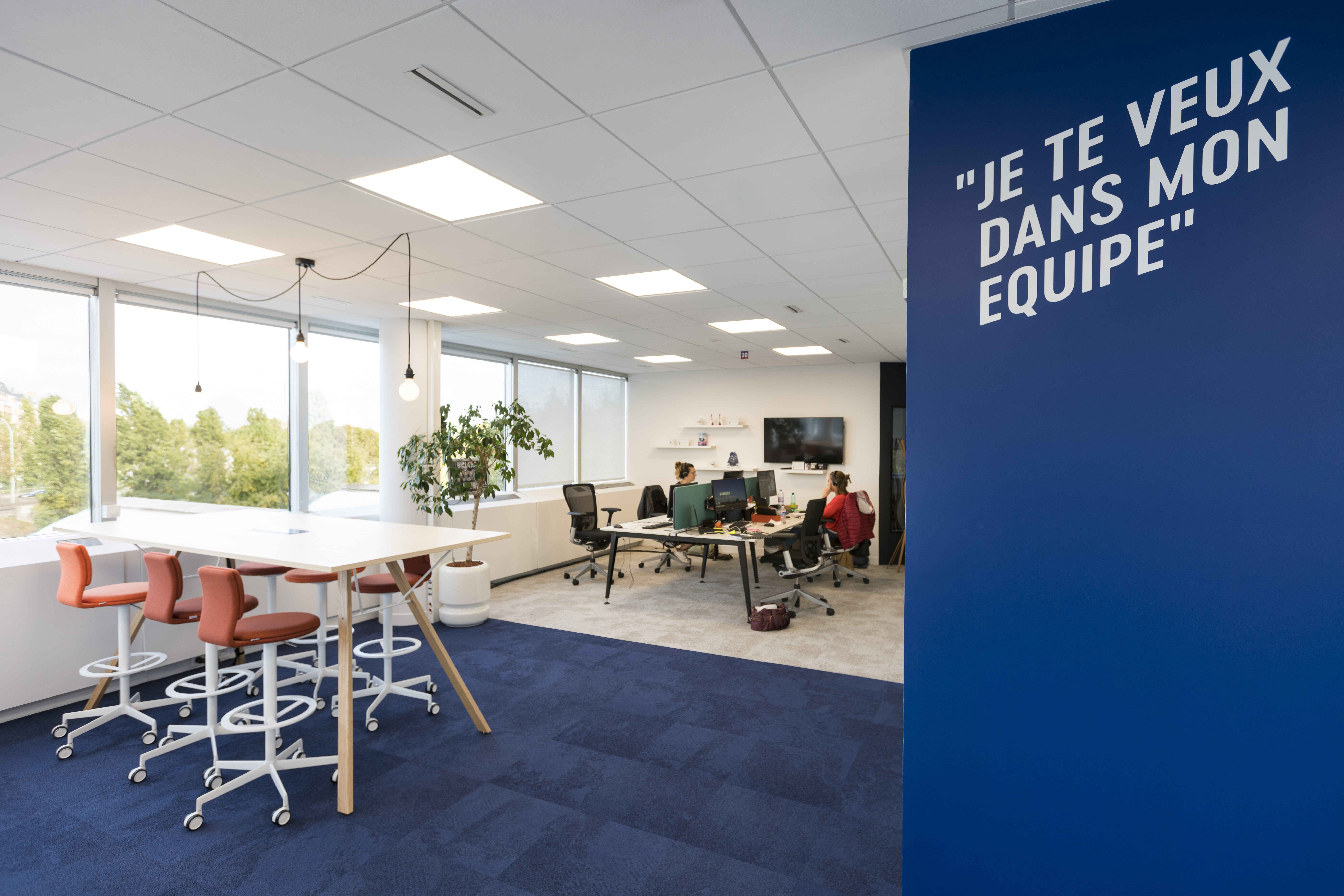 Les bureaux comportent des slogans inspirés des émissions de TF1, vecteurs de l’identité du groupe - © Frédeéic Berthet