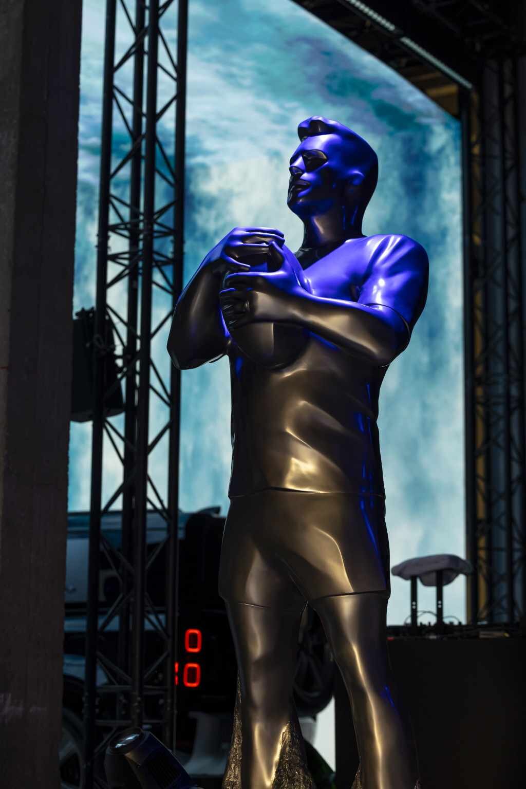 Les pionniers Defender ont été immortalisés sous la forme d’une statue  - © Defender
