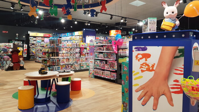 Le nouveau concept prévoit un espace d’échanges en plein milieu du magasin. - © CC / Républik Retail