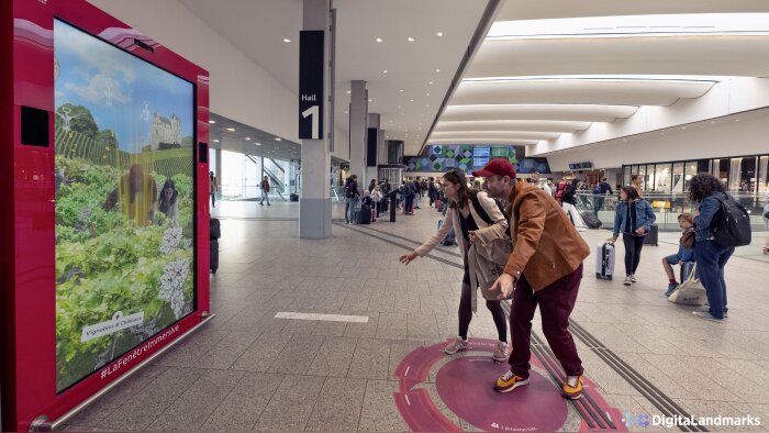 La Fenêtre Immersive installée en gare du Nord pour accompagner la Coupe du monde de rugby 2023 - © Kevin Charvot
