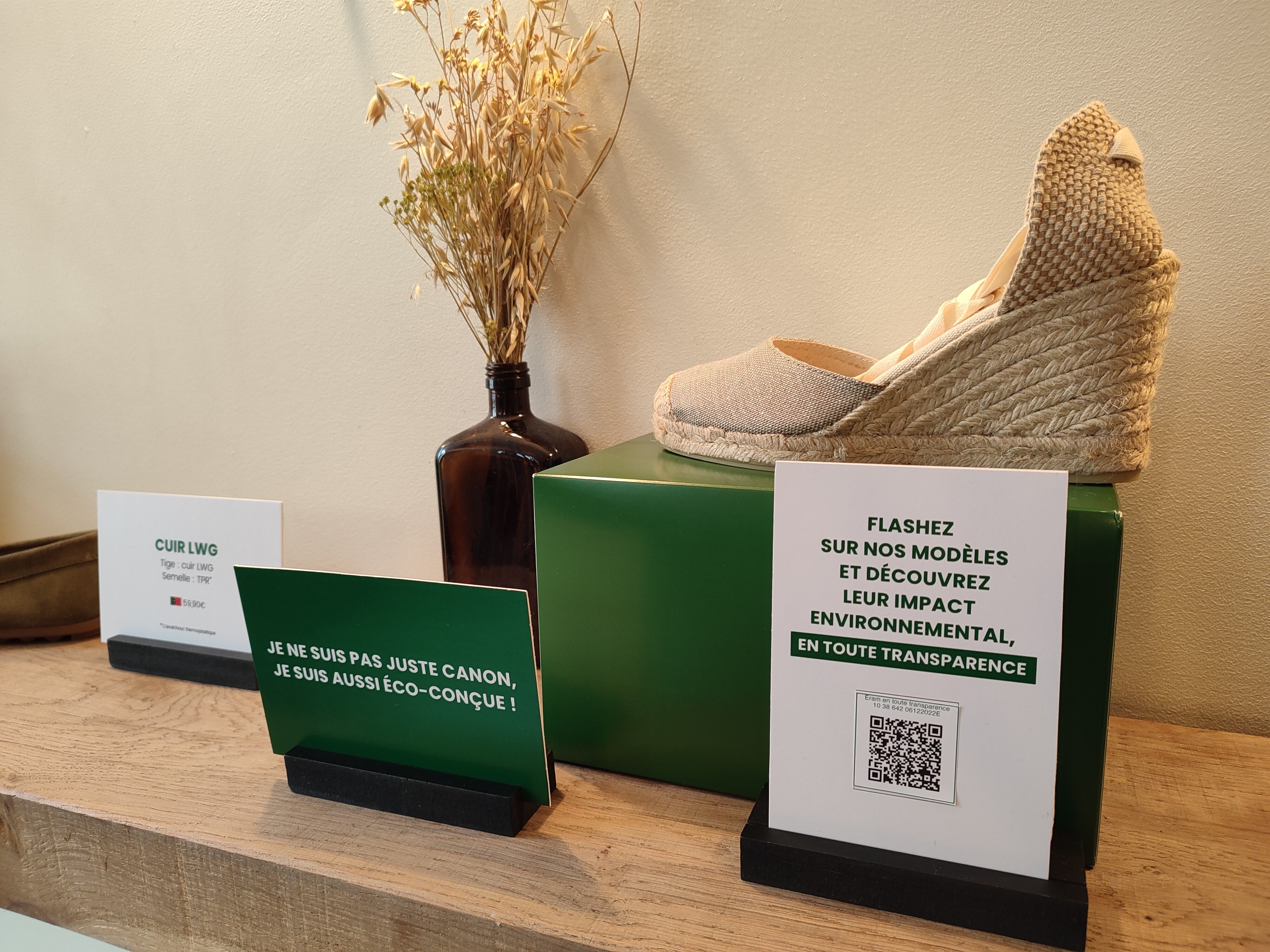 Eram ajoute des QR Codes à côté de certains produits qui donnent accès aux détails de la production. - © Républik Retail