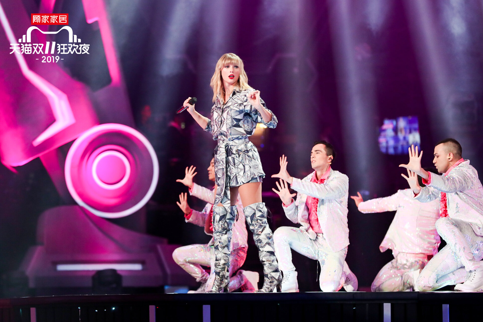 En 2019, Alibaba a célébré le lancement du Single Day avec, entre autres, un concert de Taylor Swift. Les Français ont droit, eux, pour la Nuit Aliexpress à Ofenbach ou encore Bob Sinclar. - © Alibaba