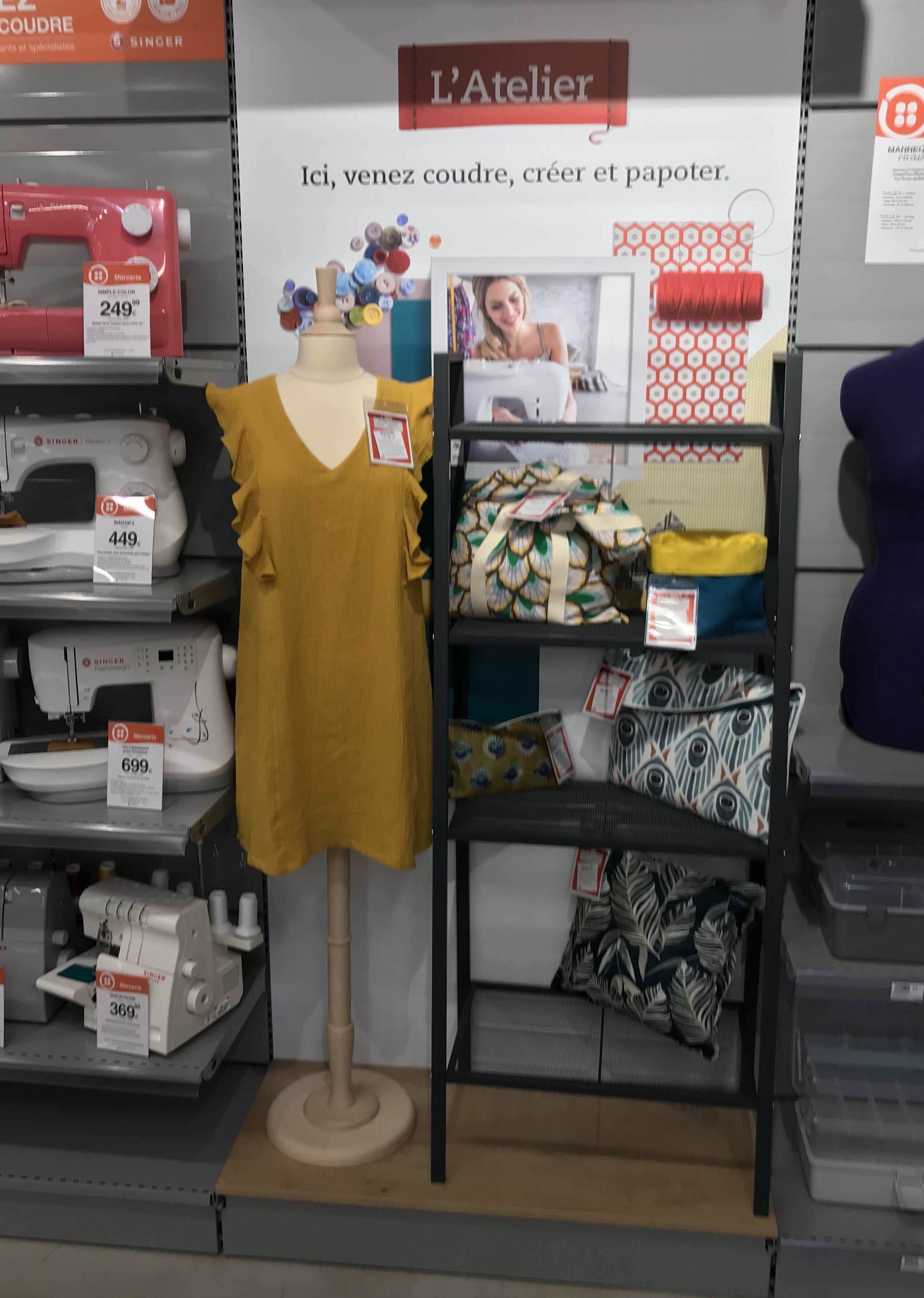Le magasin sert de lieu d’échanges pour les clients fans de couture. - © Mondial Tissus