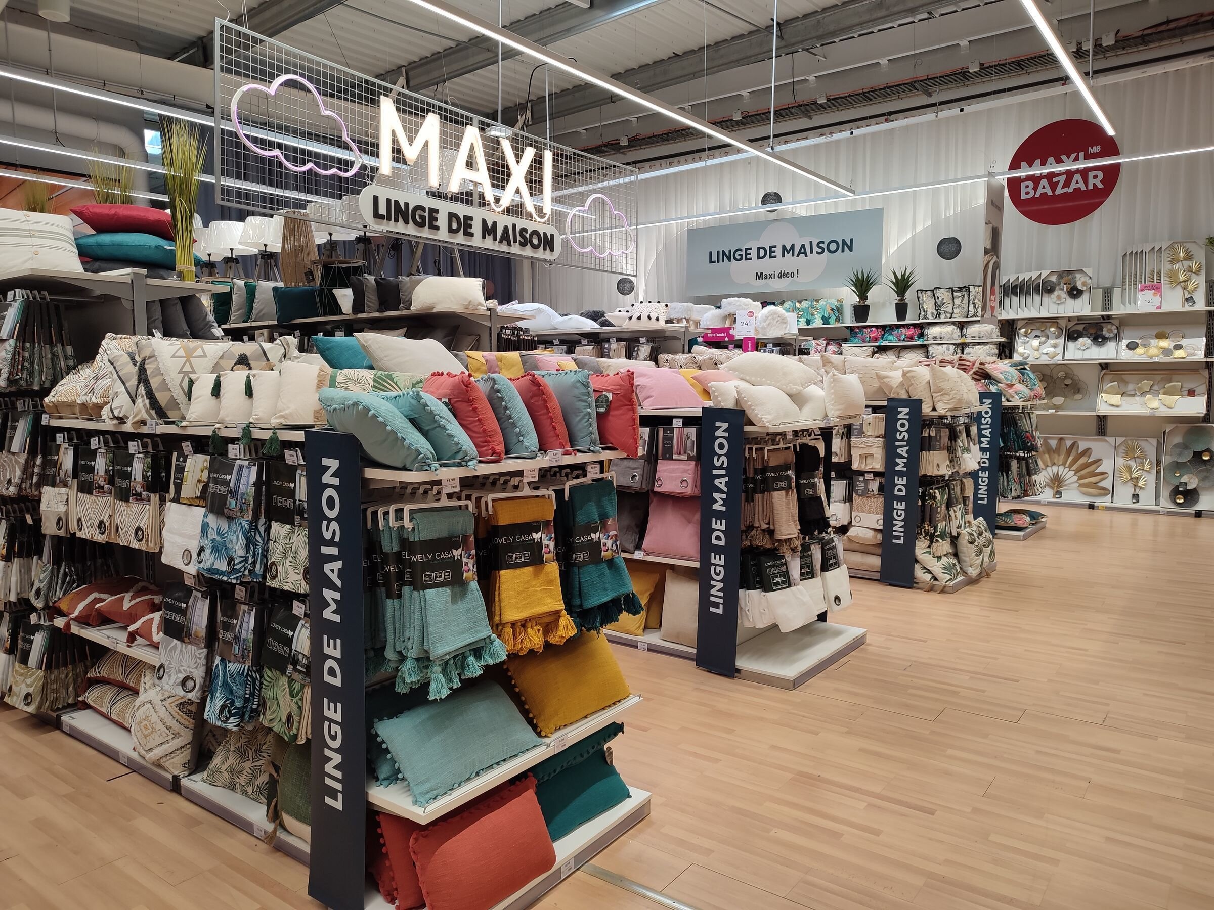 Pour le linge de maison, Maxi Bazar devient un magasin de destination pour les consommateurs. - © Républik Retail