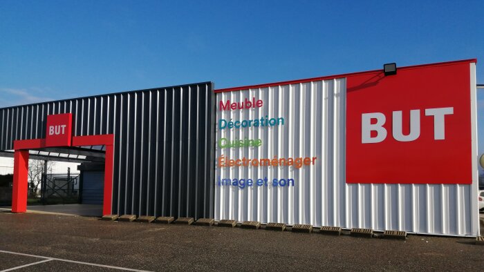 Le réseau But compte 330 magasins, dont 120 en franchise. - © BUT