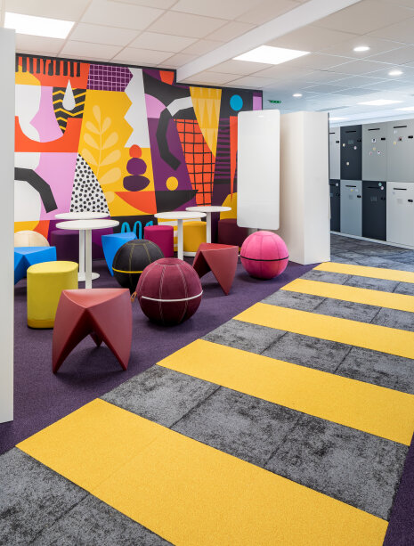 Le nouveau siège propose un écosystème d'espaces où les postures de travail formelles et informelles se mêlent - © D.R.