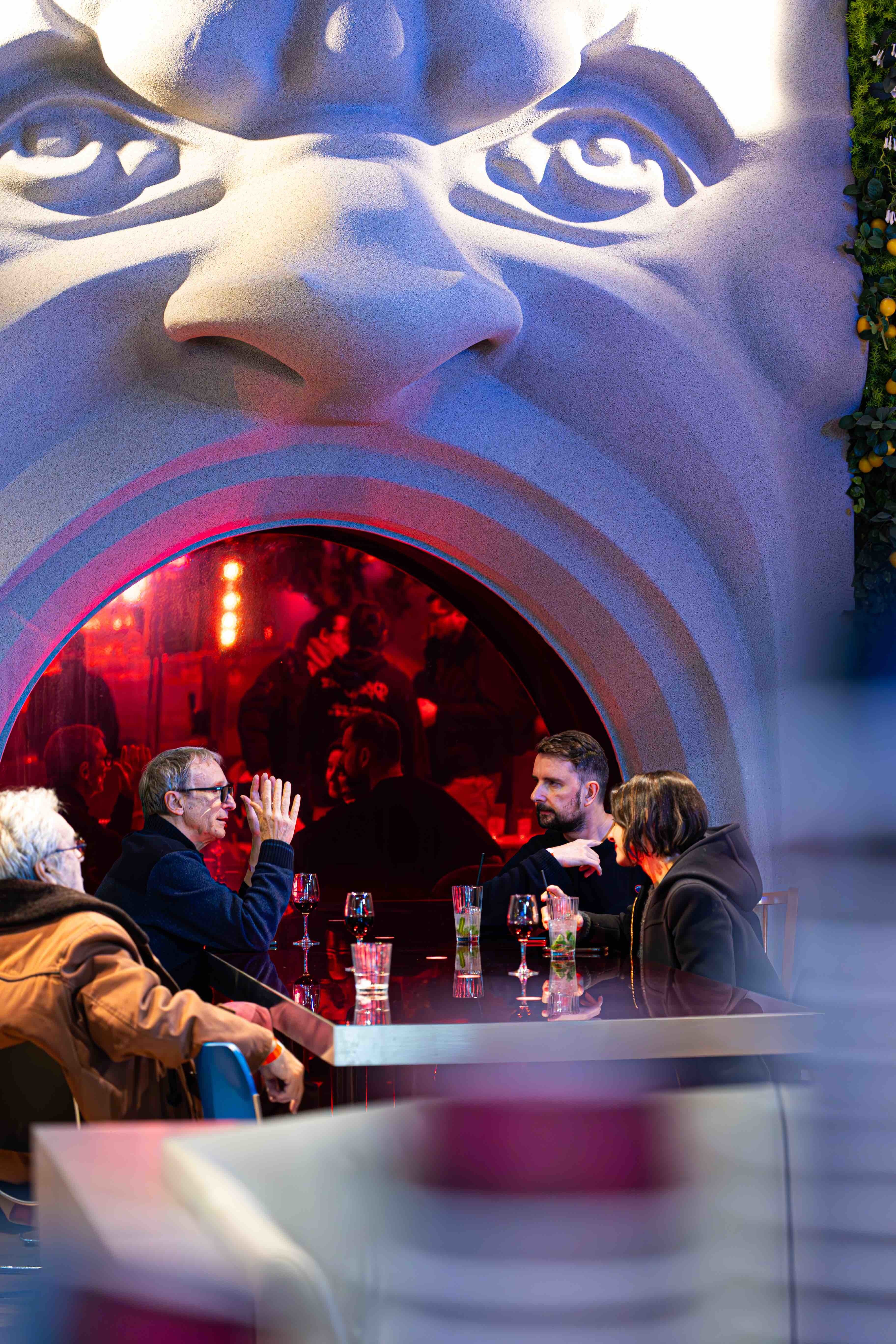 Le décor est constitué d’œuvres de street art XXL réalisées par des artistes - © Boom Boom Villette