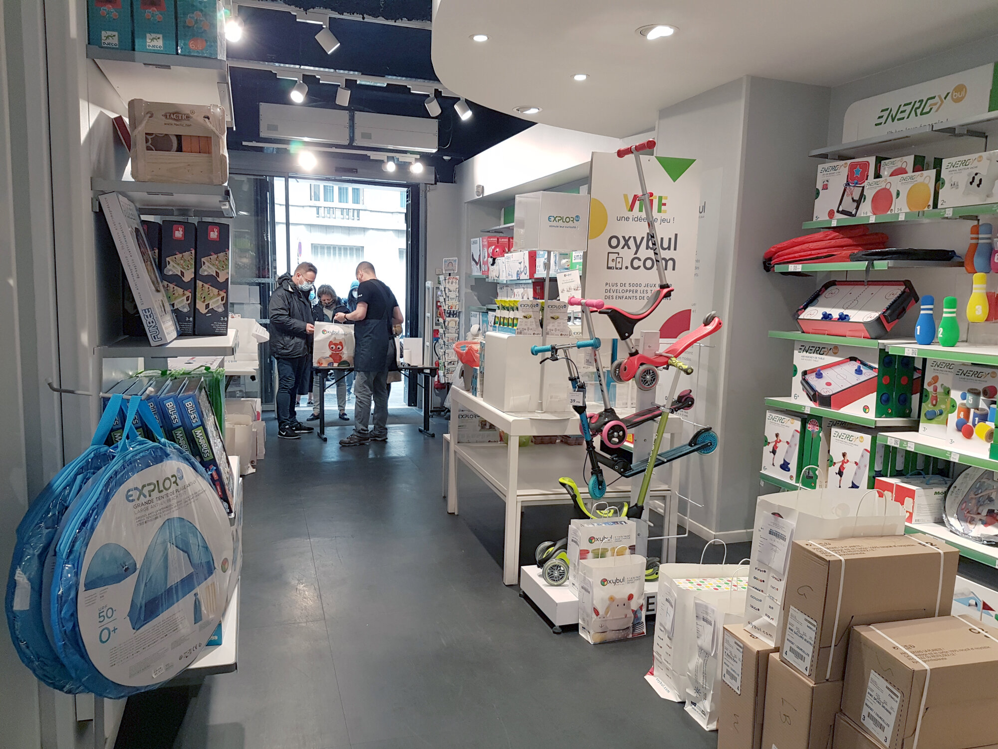 L’entrée a été bloquée par une table qui sert de guichet de retrait pour les commandes de click & collect. - © CC / Républik Retail
