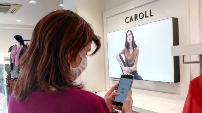 Caroll est en train d’équiper ses vendeurs de smartphone pour digitaliser la relation avec le siège. - © Caroll