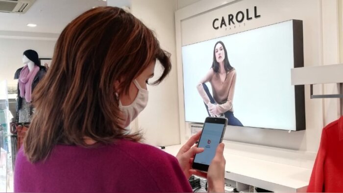 Caroll est en train d’équiper ses vendeurs de smartphone pour digitaliser la relation avec le siège. - © Caroll