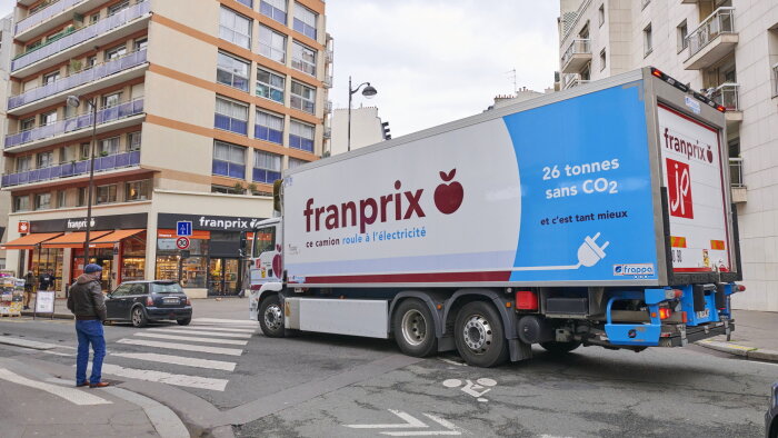 Le camion 100 % électrique va assurer la livraison quotidienne une dizaine de magasins dans Paris. - © Franprix