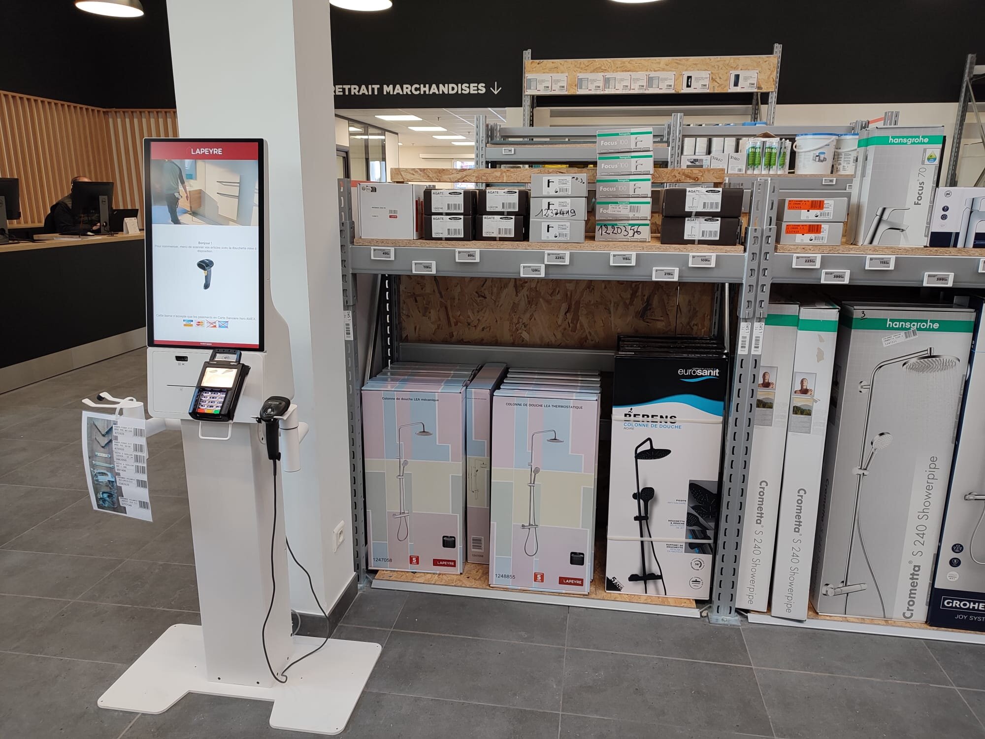 Lapeyre a ajouté dans son nouveau concept un espace libre-service pour produits ne demandant pas forcément de conseils. - © Républik Retail / CC