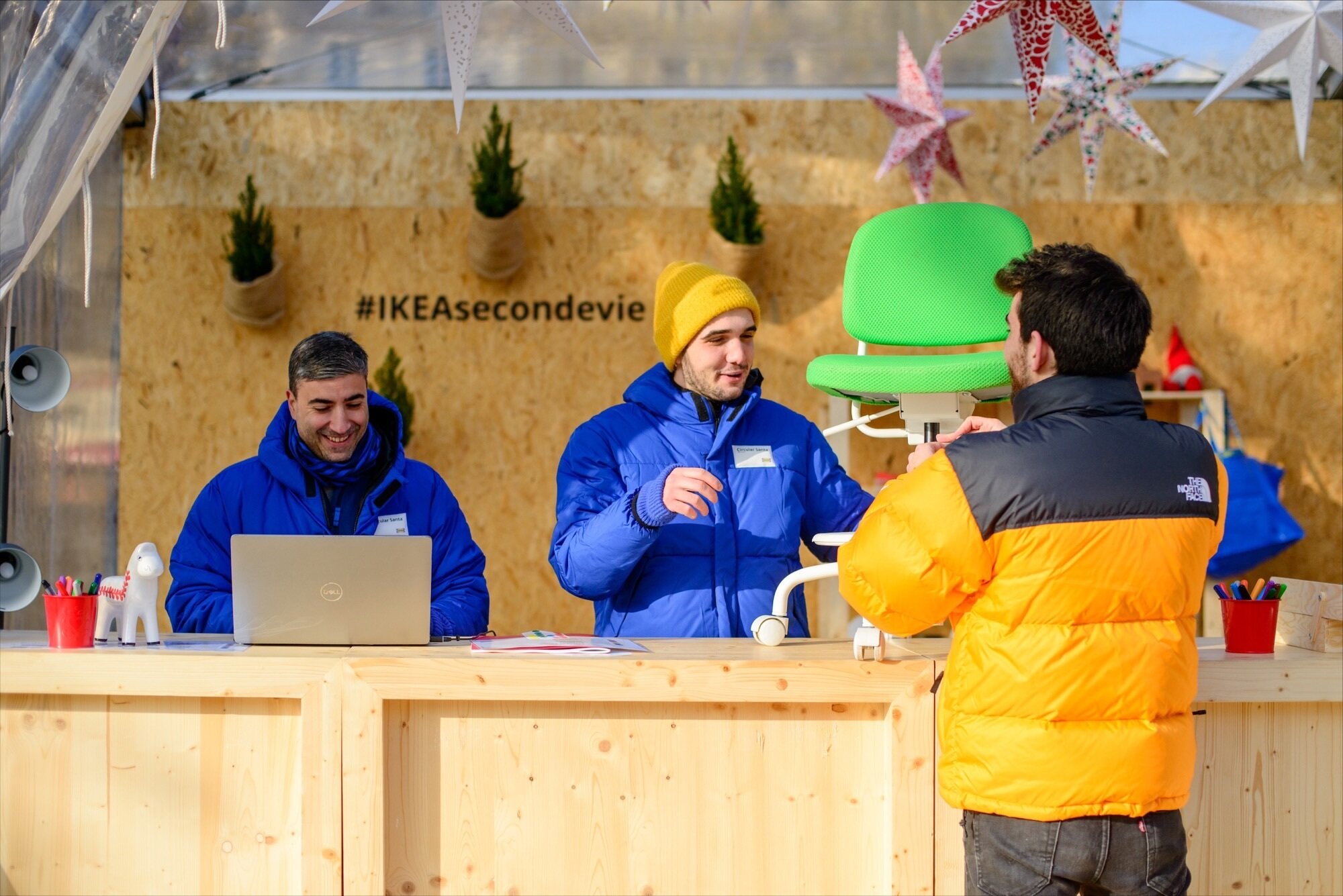 Le marché de Noël circulaire et solidaire Ikea propose des ateliers pour échanger, réparer, customiser des produits et des meubles - © jimmyseng
