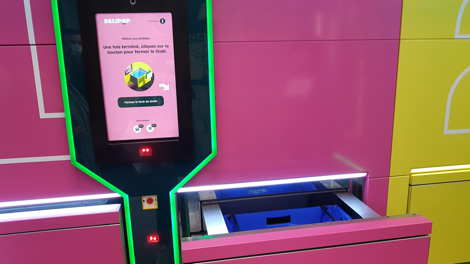 Les clients collectent dans les tiroirs leurs sacs de course stockés dans des bacs tout droit sortis des entrepôts des retailers. - © CC / Républik Retail