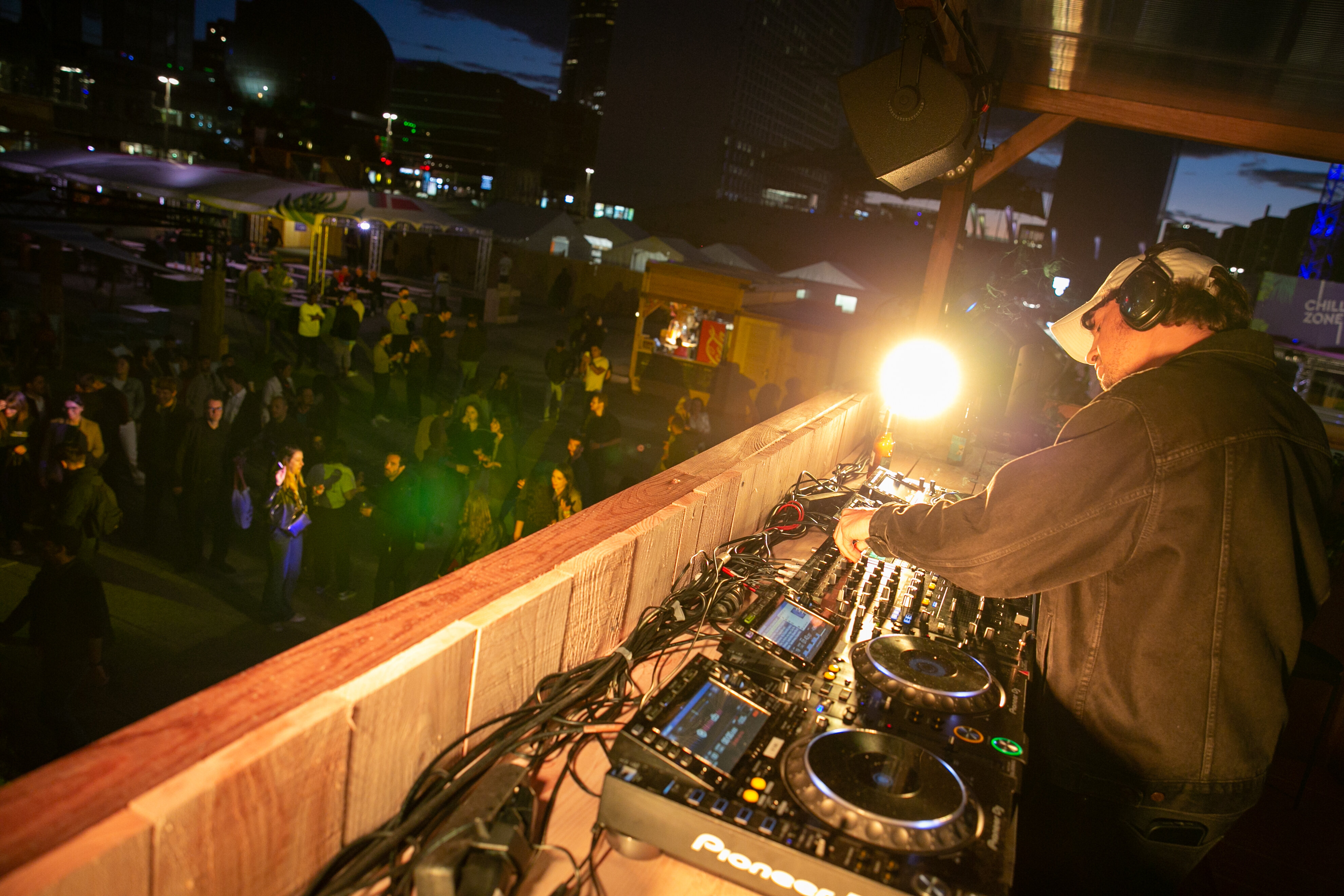 Ambiance conviviale avec des soirées autour de DJ sets - © Garden Parvis Mat Beaudet