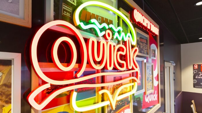 Quick joue sur les codes vintage dans son nouveau décor. - © Quick