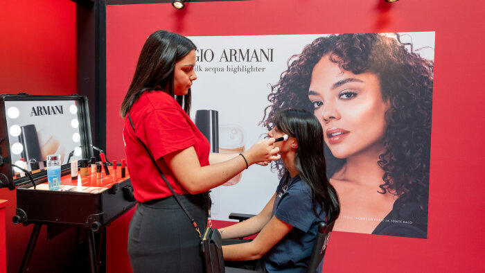 Un pop-up immersif dédié à la découverte de Sí Passione Intense et d’Armani Beauty. - © Armani