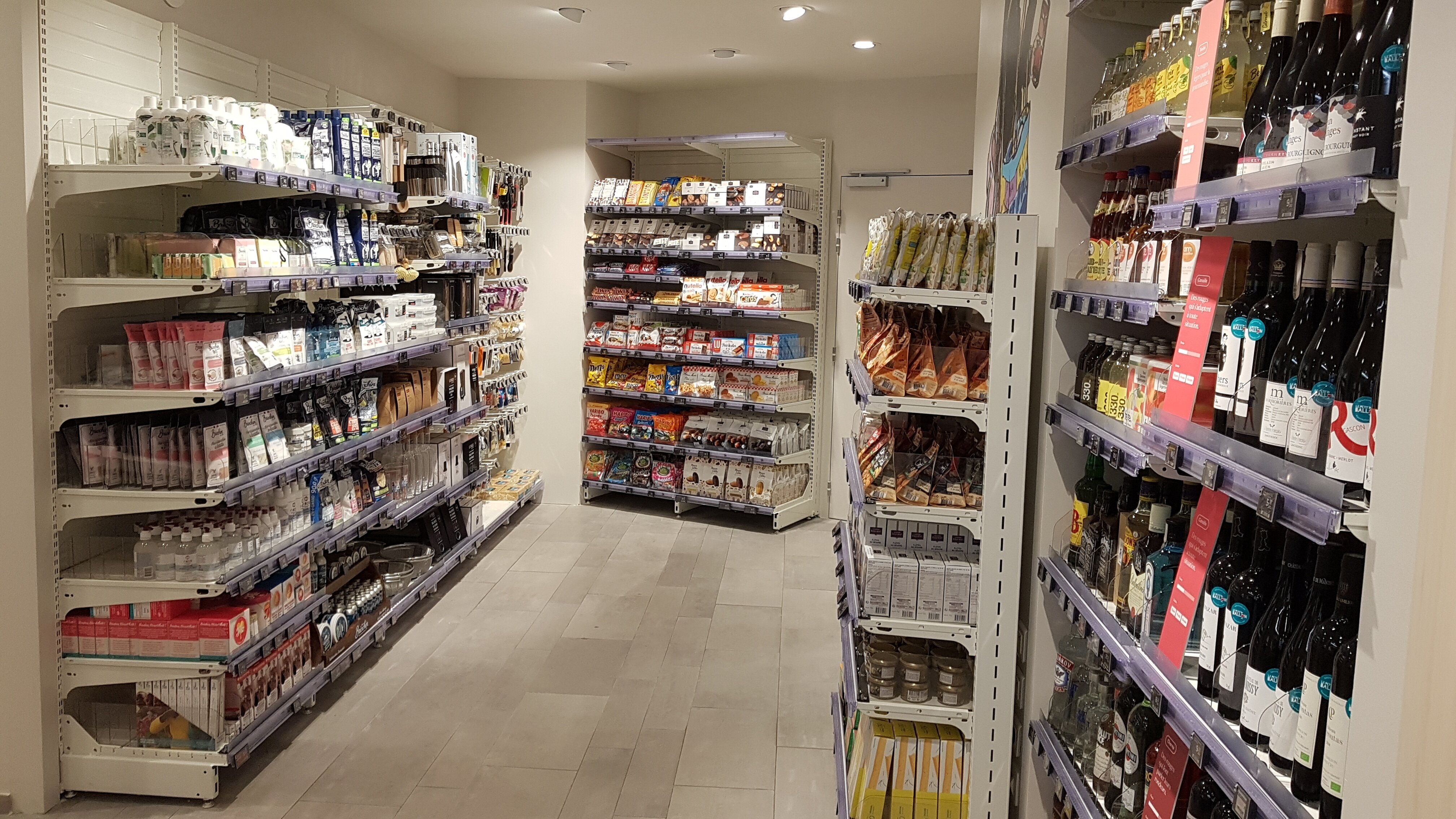 Environ 400 références de dépannage alimentaire et non alimentaire sont disponibles à la vente. - © CC / Républik Retail