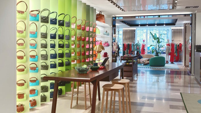 Longchamp a facilité le paiement en magasin et en ligne avec une unique plate-forme de paiements. - © Longchamp